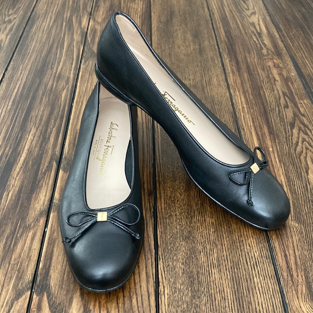 Salvatore Ferragamo size 7.5 A black ballet flats Made in Italy